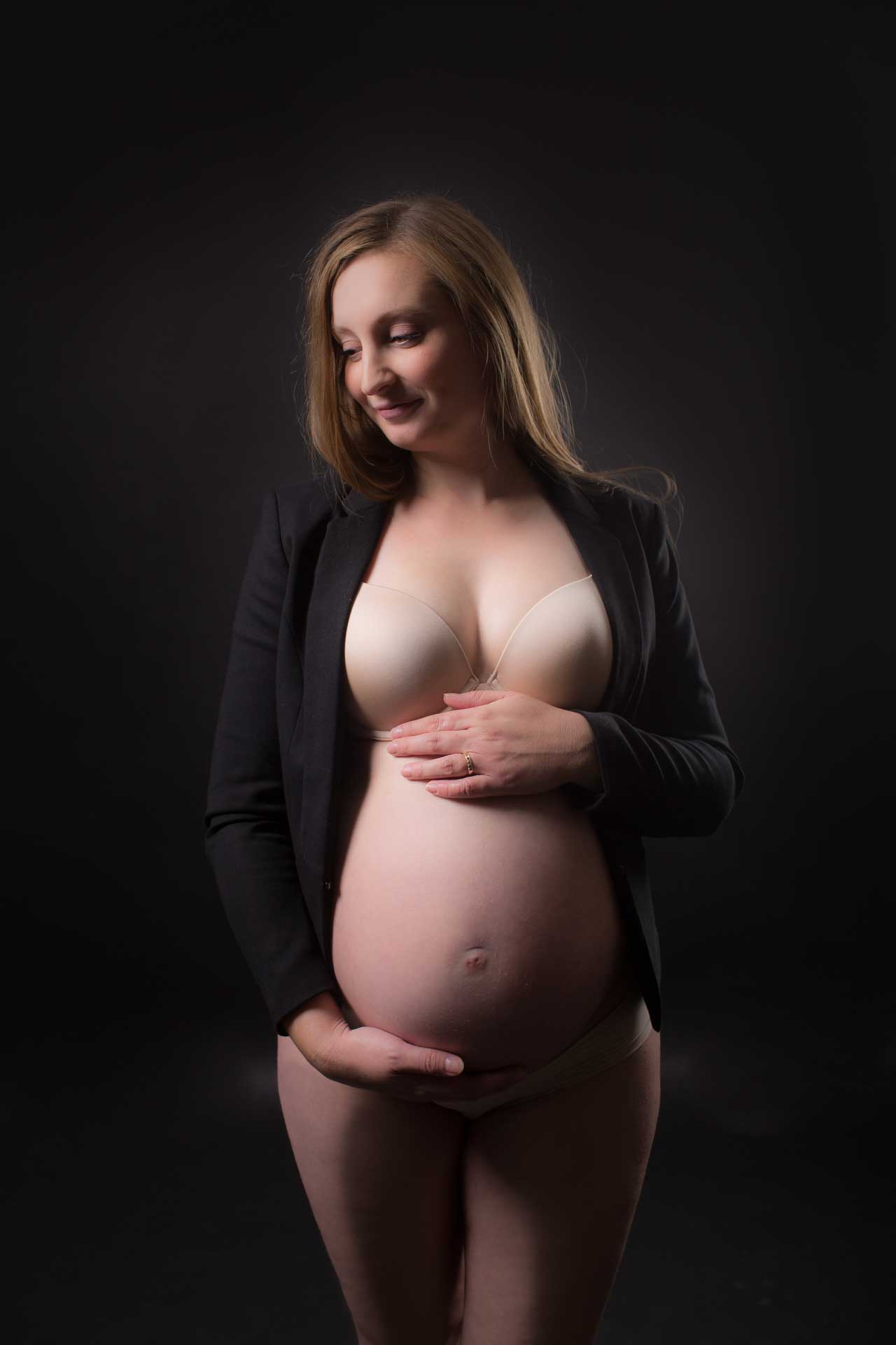 den smukke gravide kvinde er i fokus